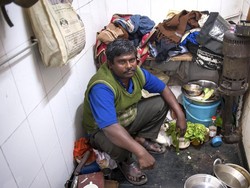 Di India Masak di Lubang WC hingga Makan di Toilet Adalah Hal Biasa