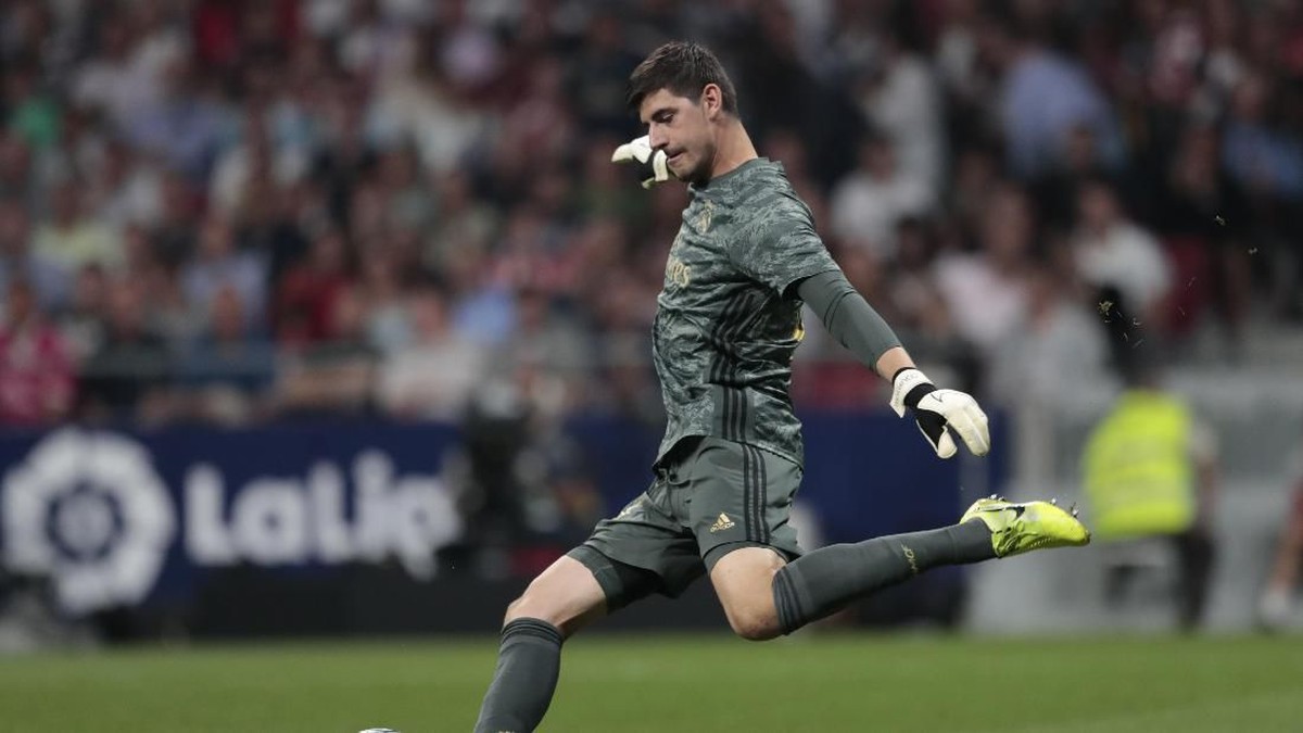 Thibaut Courtois diragukan tampil lawan Granada akhir pekan ini (AP Photo/Bernat Armangue)