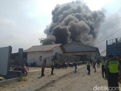 Pabrik Perabotan Rumah Tangga Terbakar, Terdengar Beberapa Ledakan