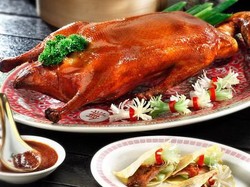 Ajak Keluarga Makan Bebek Peking Renyah Juicy di 5 Restoran Ini