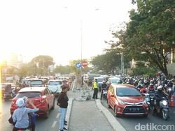 Demo di Kantor Gubernur Bikin Macet Urip Sumoharjo Makassar