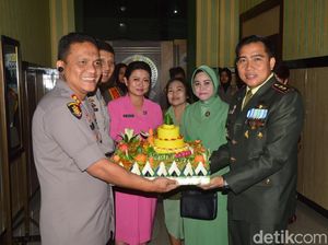 Kejutan Hangat dan Dadakan dari Kapolresta untuk Dandim 0803 Madiun Kejutan Hangat dan Dadakan dari Kapolresta untuk Dandim 0803 Madiun