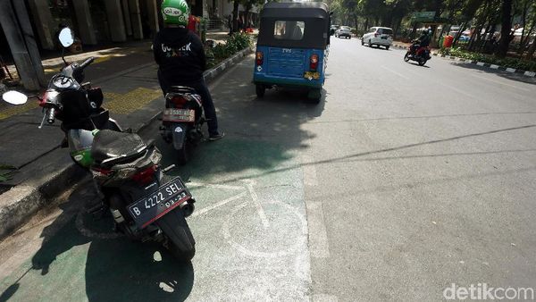 Duh, Jalur Sepeda di Melawai Belum Steril dari Pemotor dan Bajaj