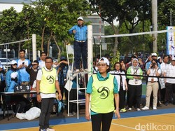 Rayakan Hari Oeang, Sri Mulyani Tanding Voli Lawan OJK hingga BI