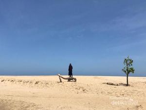 Di Malang Ada Dua Pantai Jadi Satu