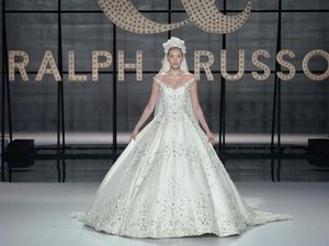 Tren Baju Pengantin 2020, Gaun a la Princess Tapi Sepatu Pakai Sneakers