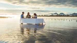 Di Australia Bisa Langsung Makan Tiram Segar di Tengah Lautan Lepas