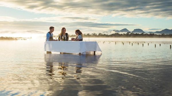 Di Australia Bisa Langsung Makan Tiram Segar di Tengah Lautan Lepas