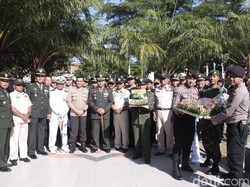 2 Peleton Pasukan Polisi Beri Kejutan Anggota TNI Saat Nyekar di TMP