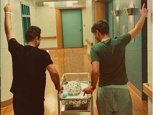 Bahagianya Mark Westlife dan Kekasih Prianya Sambut Bayi Perempuan