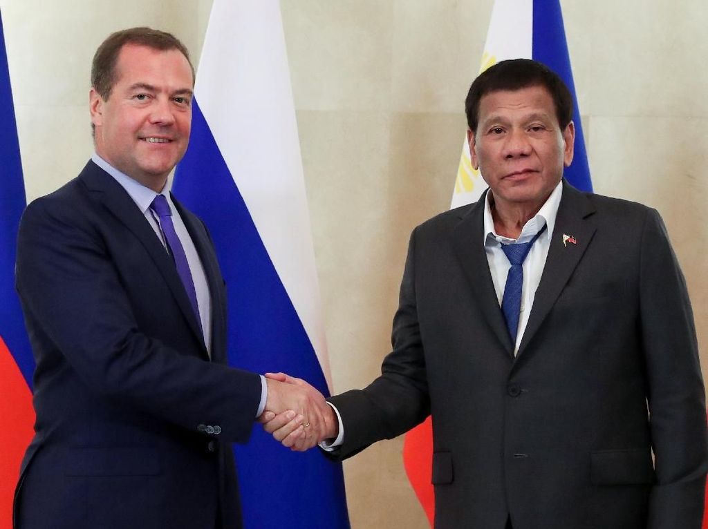 Presiden Filipina Dikritik karena Pakai Dasi Tak Rapi saat Bertemu PM Rusia Presiden Filipina Dikritik karena Pakai Dasi Tak Rapi saat Bertemu PM Rusia
