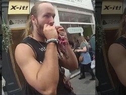 Hiii! 5 Aksi Nekat Makan Tokek hingga Kucing Hidup Ini Bikin Ngeri