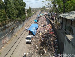 Sudah Bertahun-Tahun Sampah di Samping Rel Citeureup Tak Dibersihkan