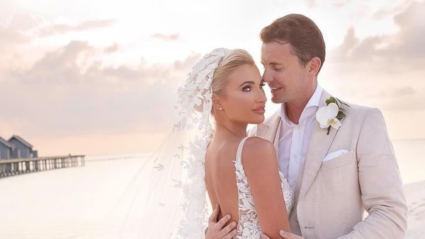 7 Seleb Pakai Gaun Pernikahan Transparan, Kim K Hingga Istri Pemain Bola