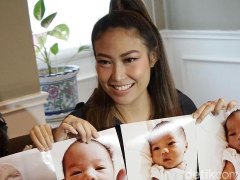Momen Langka, Lucu dan Canggungnya Suami Ayu Dewi Membedong Bayi