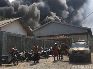 Penyebab Pabrik Perabotan Rumah Tangga Terbakar Diduga dari Percikan Las