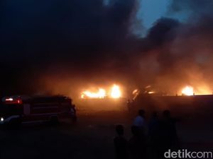 9 Jam, Kebakaran Pabrik Perabotan Rumah Tangga Belum Padam