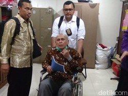 Dibantarkan, Kivlan Segera Dioperasi Angkat Sisa Granat Nanas di Kakinya