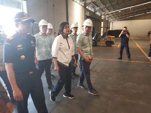 Siang-siang, Sri Mulyani Blusukan ke Gudang Penyimpanan Tekstil