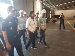 Siang-siang, Sri Mulyani Blusukan ke Gudang Penyimpanan Tekstil
