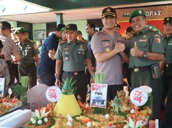 Kejutan Tumpeng dan SIM Gratis untuk Anggota TNI Gresik di Hari Jadinya