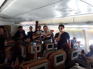 Terbang Naik Garuda Sambil Dihibur Lagu-lagu Hits Kahitna