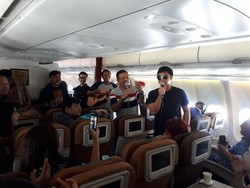 Terbang Naik Garuda Sambil Dihibur Lagu-lagu Hits Kahitna