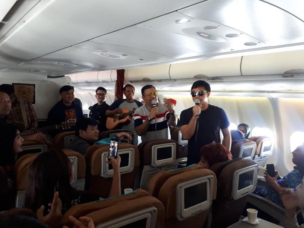 Terbang Naik Garuda Sambil Dihibur Lagu-lagu Hits Kahitna Terbang Naik Garuda Sambil Dihibur Lagu-lagu Hits Kahitna