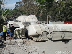 Truk Tronton Terguling Menutupi Jalan Purworejo-Magelang