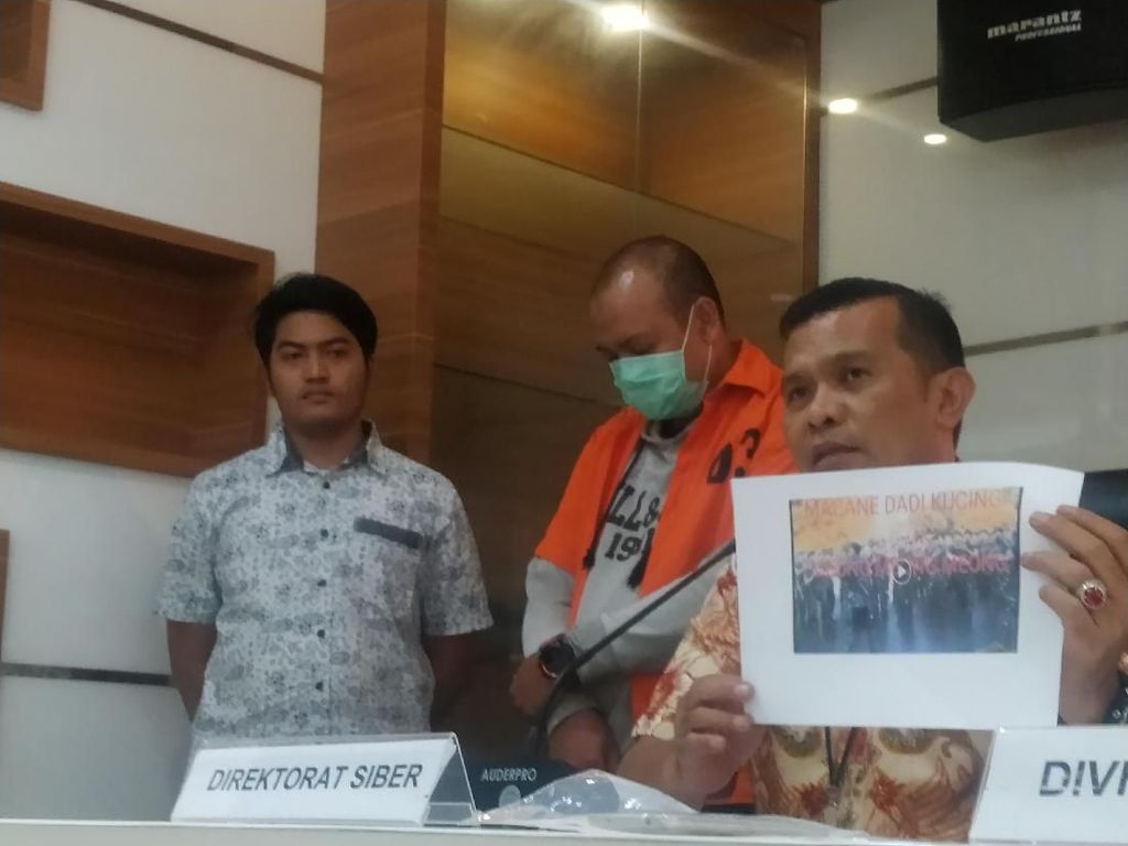 Polisi Tangkap Kreator Video Hoax Yel-yel TNI Macan Jadi Kucing Polisi Tangkap Kreator Video Hoax Yel-yel TNI Macan Jadi Kucing