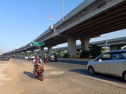 Sebagian Trotoar di Tengah Jalan Kalimalang Dibongkar, Lalin Lebih Lancar