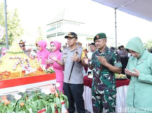 Polisi Kirab Tumpeng dari Mapolres ke Makodim Lamongan