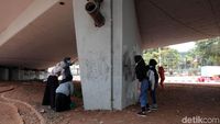 Keren! Para Pelajar Bersihkan Sisa-sisa Vandalisme di Senayan