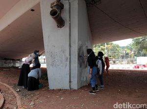 Keren! Para Pelajar Bersihkan Sisa-sisa Vandalisme di Senayan