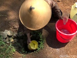 Puncak Kemarau, Warga Gunungkidul Tampung Air dari Pipa PDAM yang Bocor