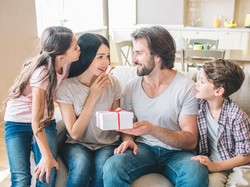 8 Ide Kado Ulang Tahun untuk Istri, Dijamin Bakal Bikin Makin Cinta