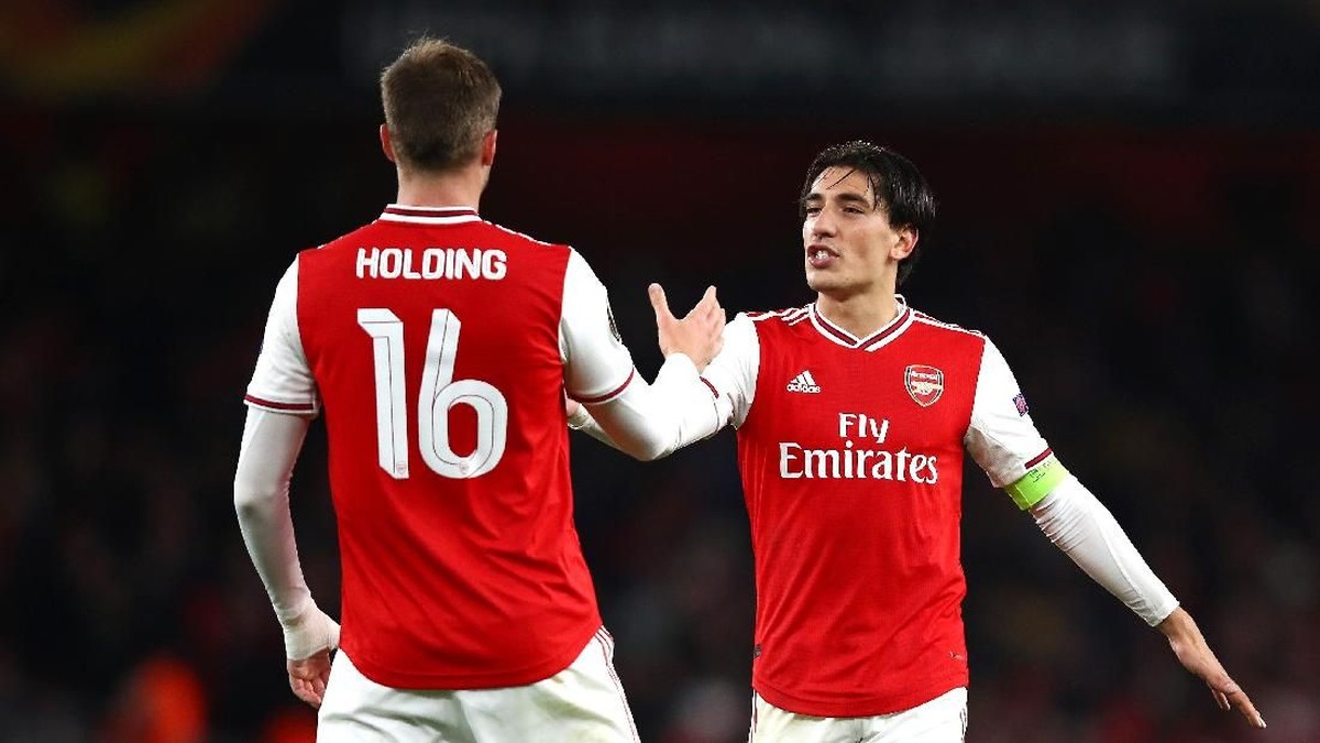 Hector Bellerin tampil sebagai starter dan jadi kapten saat Arsenal melumat Standard Liege. (Foto: Julian Finney/Getty Images)