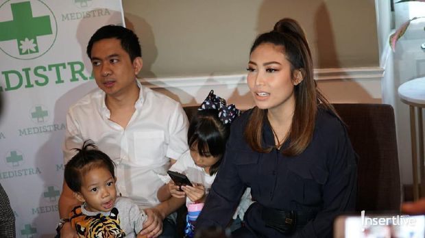 Ayu Dewi dan Keluarga