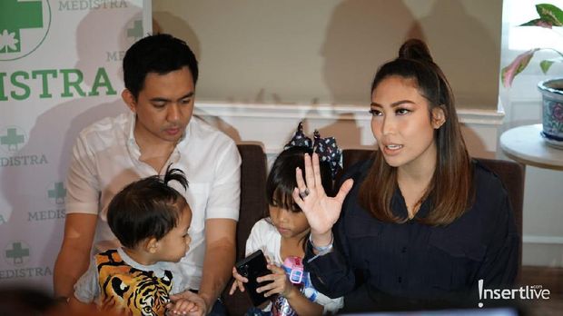 Ayu Dewi dan Keluarga