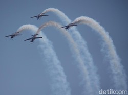 Manuver Cinta di Udara dari Jupiter Aerobatik Team