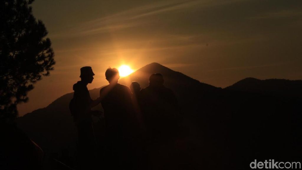 Foto: Tempat Berburu Sunrise Paling Hits di Lembang