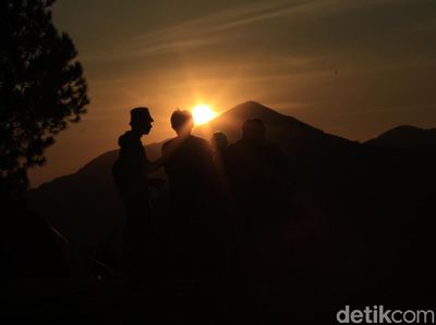 Foto: Tempat Berburu Sunrise Paling Hits di Lembang