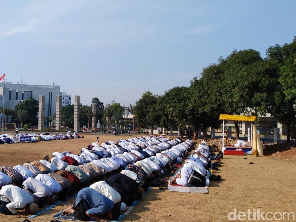 Warga Gelar Salat Minta Hujan di Lapangan Masjid Al-Azhar Warga Gelar Salat Minta Hujan di Lapangan Masjid Al-Azhar