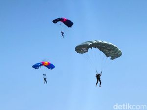 Parasut Tak Mengembang, Prajurit TNI AU Jatuh dari Ketinggian 1.600 Kaki Parasut Tak Mengembang, Prajurit TNI AU Jatuh dari Ketinggian 1.600 Kaki