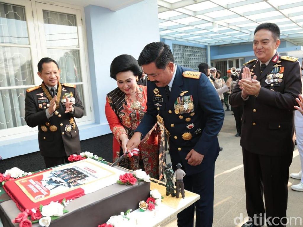 Cerita Kapolri Kejutkan Panglima TNI dengan Marching Band di Rumah Dinas Cerita Kapolri Kejutkan Panglima TNI dengan Marching Band di Rumah Dinas