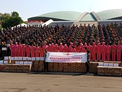 Istri Kapolri Bagi-bagi Paket Makanan ke Pasukan Pengamanan TNI-Polri di DPR