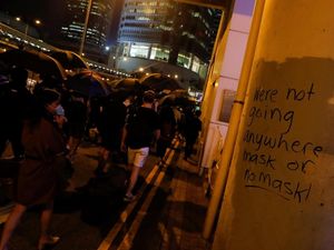 77 Orang Ditangkap karena Langgar Larangan Masker di Hong Kong 77 Orang Ditangkap karena Langgar Larangan Masker di Hong Kong