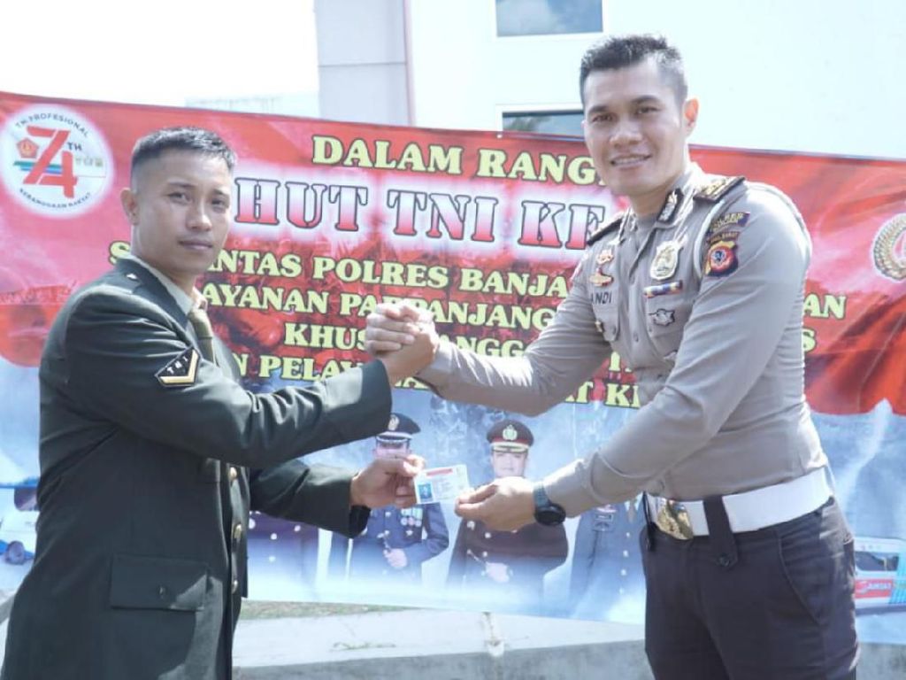 Polres Tasikmalaya dan Banjar Jemput Bola Perpanjang SIM Bagi TNI Polres Tasikmalaya dan Banjar Jemput Bola Perpanjang SIM Bagi TNI