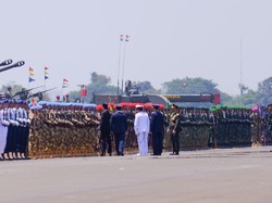 Usai Upacara HUT TNI, Jokowi Salami Prajurit