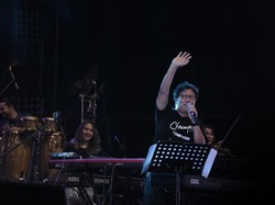 Erwin Gutawa Hidupkan Chrisye di Panggung Synchronize